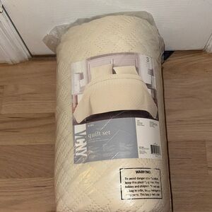 Cream Quilted Bedding Set for a Cozy Bedroom